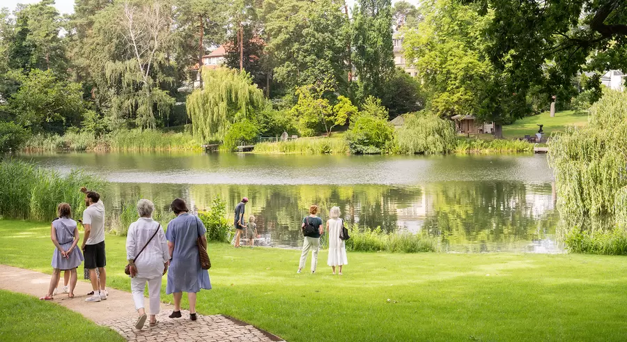 Idyllische Spazierwege führen zum namensgebenden Waldsee.