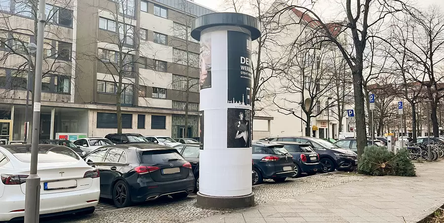 Treffpunkt des nächsten Kiezspaziergangs: Litfaßsäule Trautenaustraße / Ecke Bundesallee 22. Foto: BACW