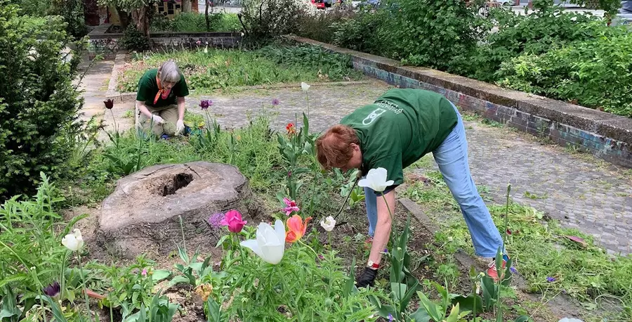 Helfende Hände bei Pflegearbeiten sind auf dem Bundesplatz stets willkommen. Foto: Initiative Bundesplatz e. V.