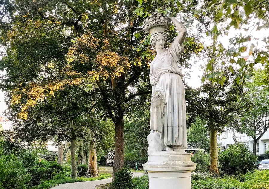 Die „Winzerin“ aus dem Jahr 1910 – Relikt aus der Prachtzeit des „Kaiserplatz“. Foto: Initiative Bundesplatz e. V.