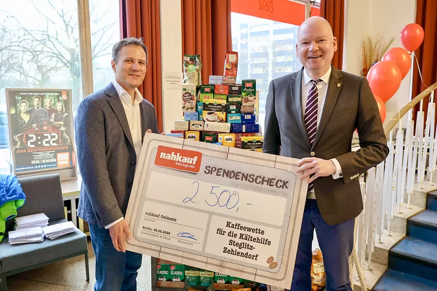 Einzelhändler Ralf Oelmann (links) übergibt den symbolischen Spendenscheck dem Bezirksstadtrat Tim Richter. Foto: BASZ