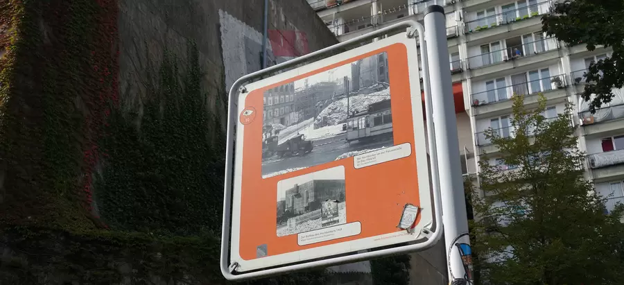 Eine Tafel erinnert an die Geschichte des Bunkers, der heute ein „Ort der Erinnerung“ ist.