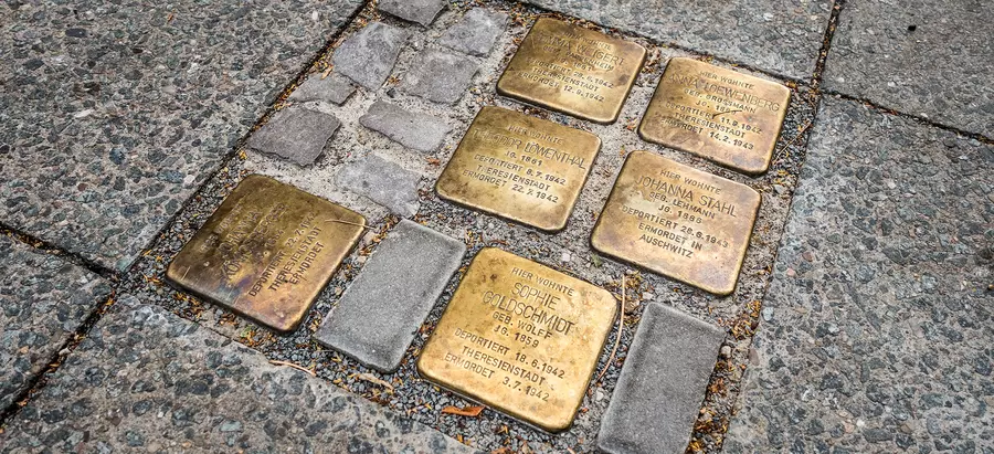 Stolpersteine für frühere Mieter im Sanatorium, die deportiert wurden.