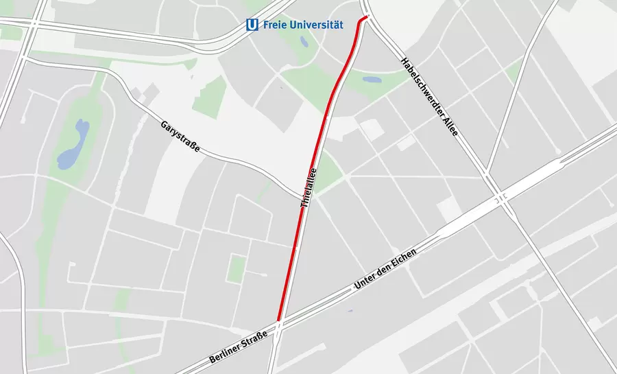 Die Fahrbahn Richtung Süden der Thielallee ist gesperrt. Map data © OpenStreetMap contributors
