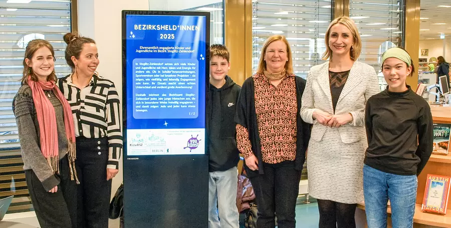Bezirkshelden mit Stadträtinnen und KiJuB SZ-Leiterin Julia Kumbier (2.v.l.).