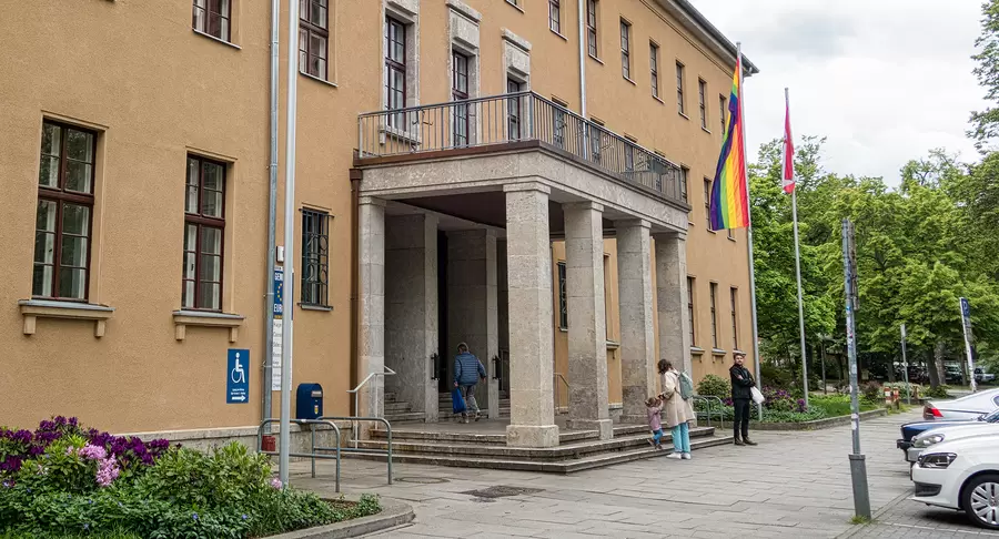 Eingang zum Rathaus Zehlendorf
