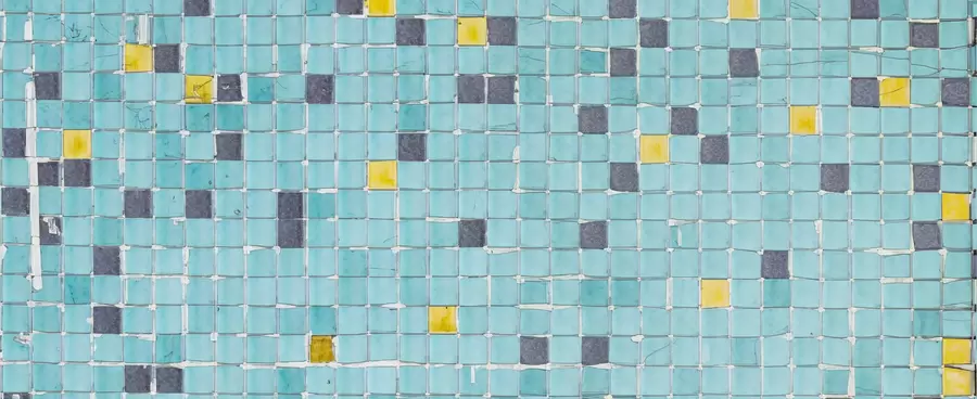 Ein hellblaues Mosaik faziert die Fassade der alten Cola-Fabrik.