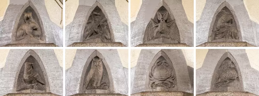 Die Säulen im U-Bahnhof sind mit steinernen Tierfiguren geschmückt.