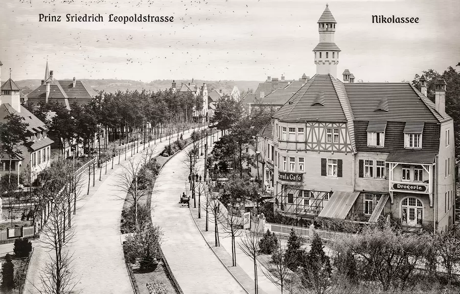 Die Prinz-Friedrich-Leopold-Straße in einer historischen Ansicht.