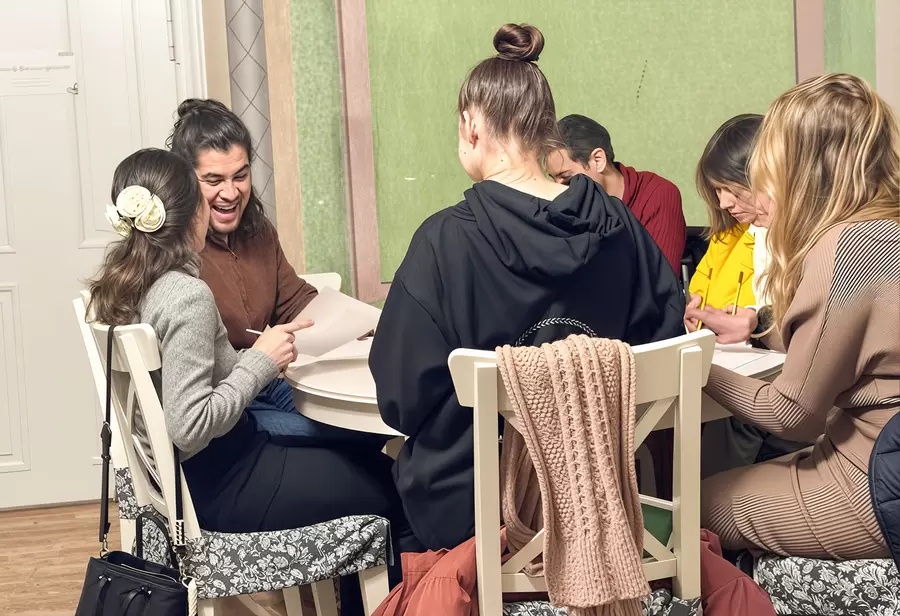 Verschiedene Kulturen an einem Tisch. Foto: Stadtteilzentrum Steglitz e.V. Sprachcafé
