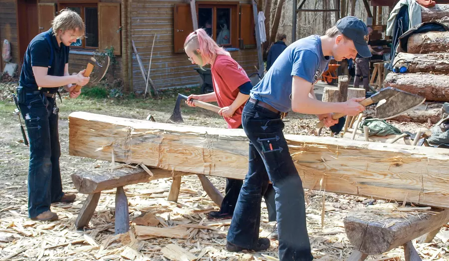 Lernende der Knobelsdorff-Schule OSZ Bautechnik beim diesjährigen Rundholzkurs.