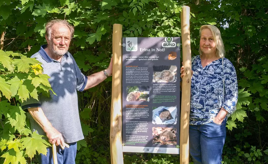 Anja-Katrin Fleig und Dr. Achim Förster im Einsatz für Igel in Not.