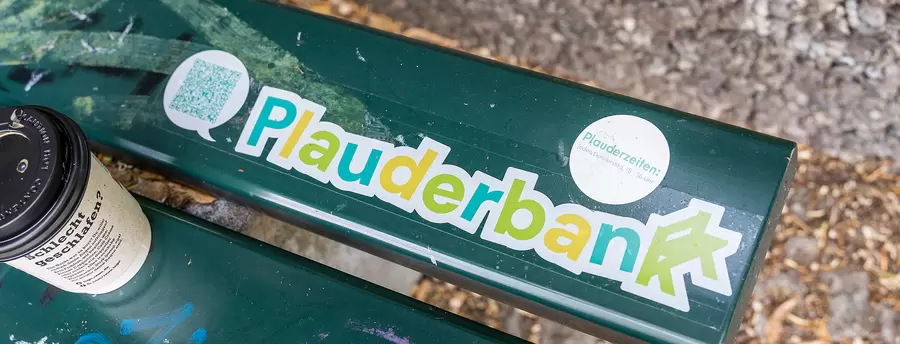 Der auffällige Aufkleber gekennzeichnet Plauderbänke.