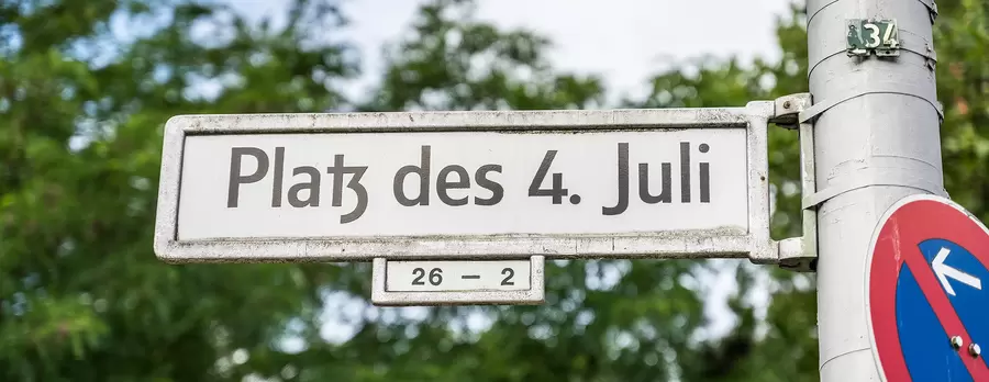 Straßenschild: Platz des 4. Juli