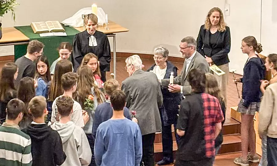 Junge Konfirmanden gratulierten dem 100-Jährigen zur Einsegnung. Foto: Hottenbacher