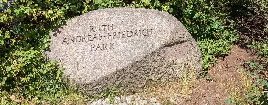 Findling im Ruth-Andreas-Friedrich Park auf dem Fichtenberg.