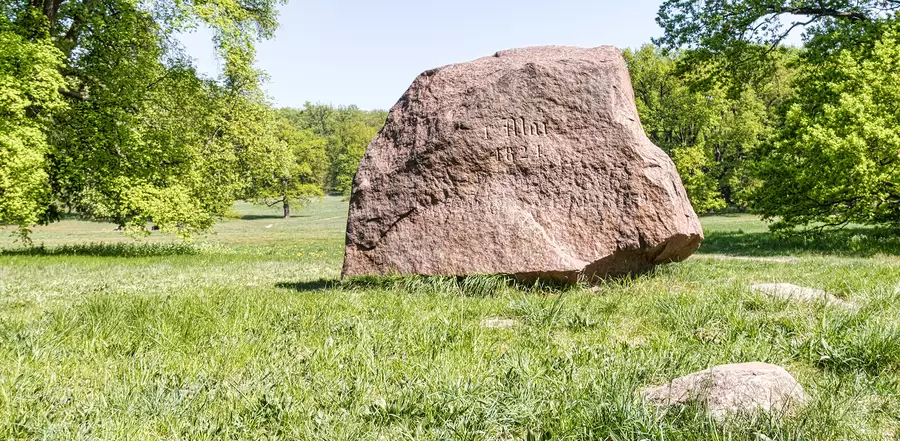 Auf dem Findling im Glienicker Park steht das Datum, an dem Prinz Carl das Areal erwarb.