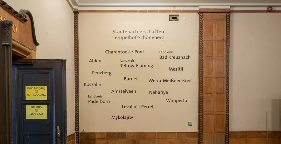 Im Rathaus Schöneberg sind die Städtepartnerschaften neben den Bürgerbüro aufgeführt.