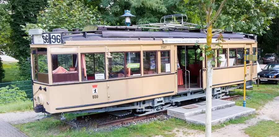 Historische Triebwagen einer elektrischen Straßenbahn.