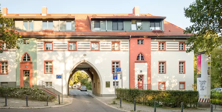 Das Tor zum Lindenhof liegt an der Reglinstraße.