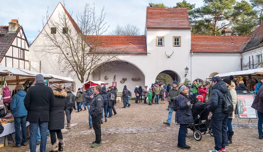 Der „Märchenhafte Weihnachtsmarkt“ vor dem Jagdschloss Grunewald.