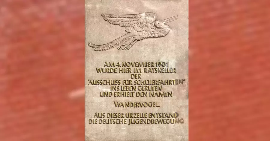 Gedenktafel zur Gründung der Wandervogel-Bewegung am Rathaus Steglitz.