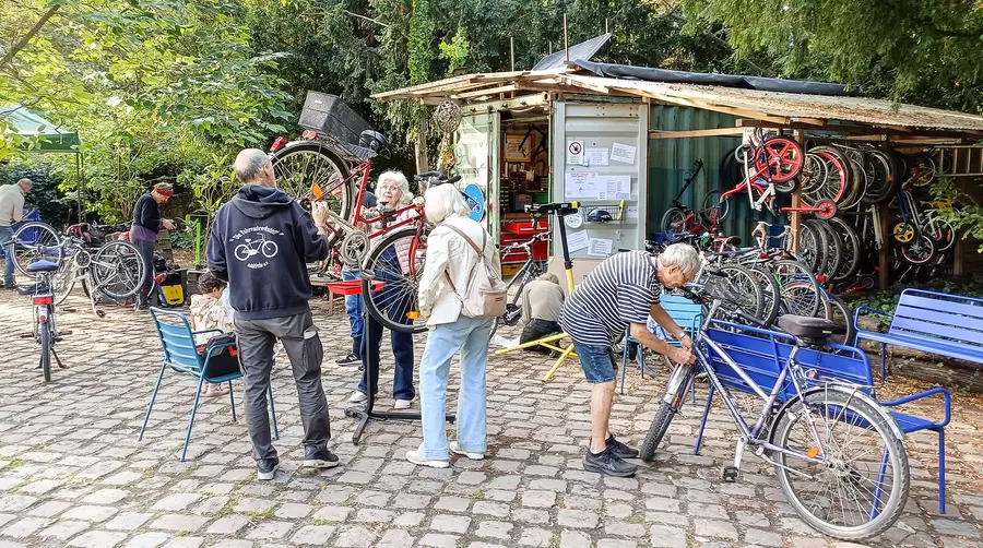 In der Fahrradwerkstatt den Drahtesel wieder flott machen. Foto: HdN