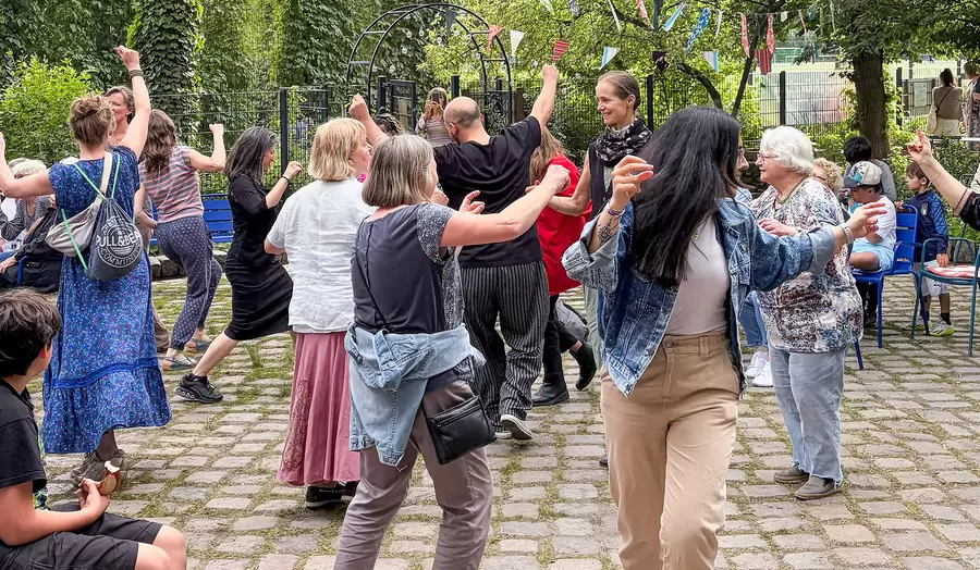 Auch das gemeinsame Tanzen und Feiern kommt nicht zu kurz. Foto: HdN