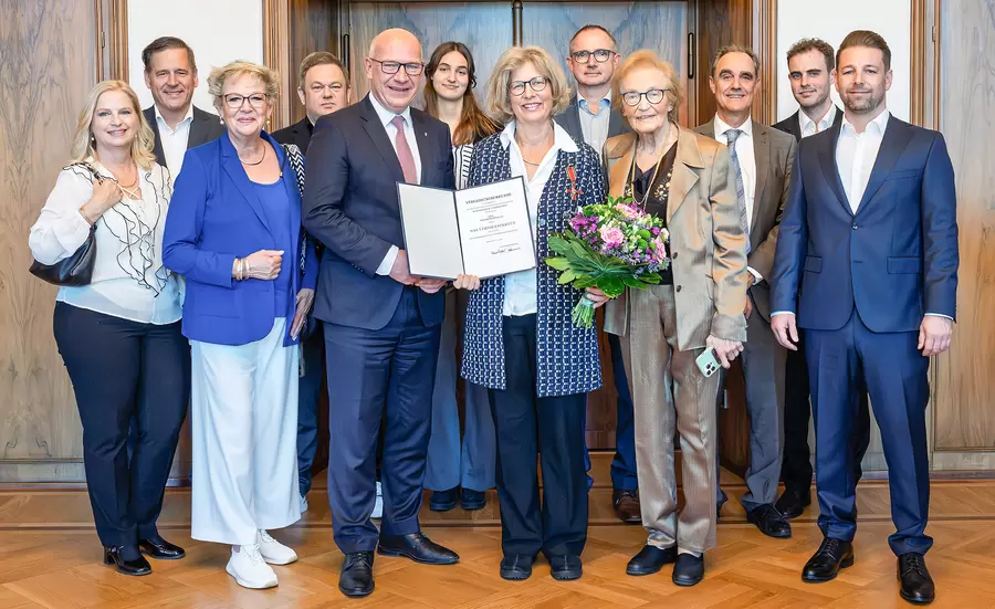 Familie und Mitarbeitende begleiteten Alexandra Knauer‘s hohe Auszeichnung im Roten Rathaus. Foto: Grönboldt / Landesarchiv Berlin