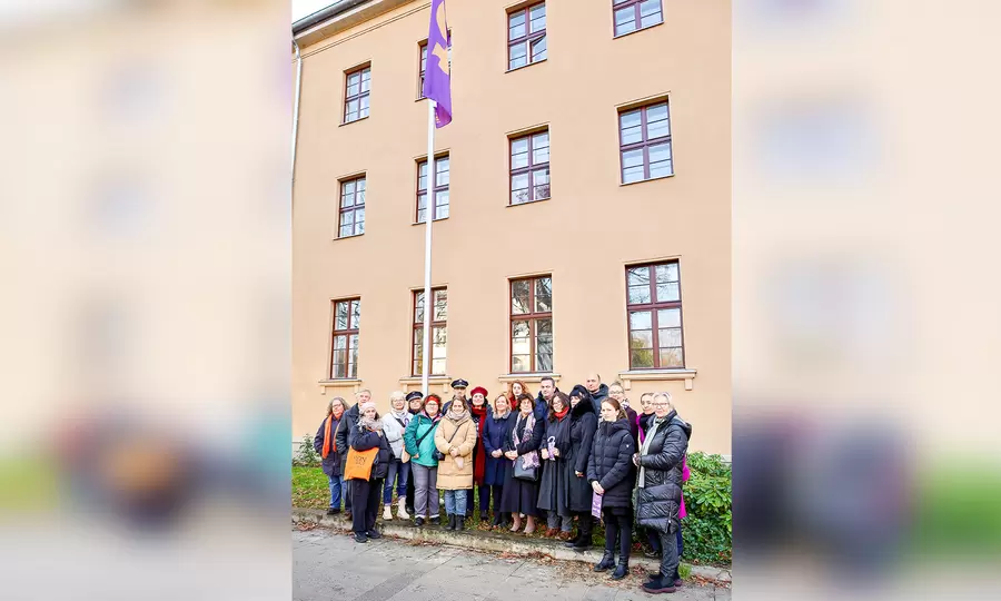 Flaggenhissung am Internationaler Tag gegen Gewalt an Frauen vor dem Rathaus Zehlendorf. Foto: BA SZ