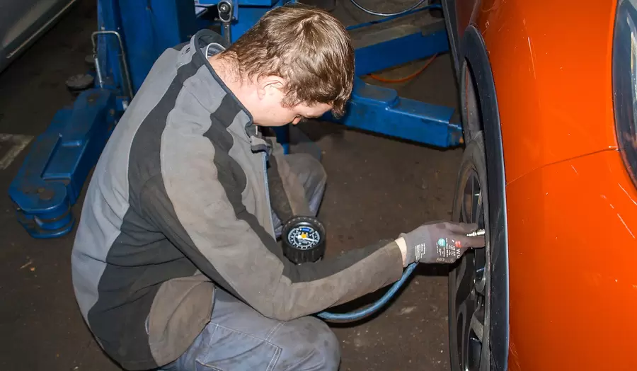 Arbeit im Autoservice-Betrieb: Viel mehr als Reifenkontrolle.