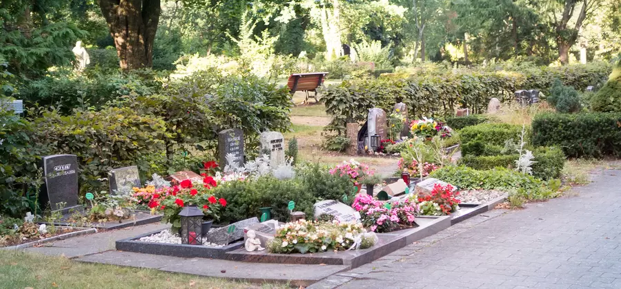 Gepflegte Gräber. Auf dem Friedhof kann man zwischen verschiedenen Bestattungsarten wählen.